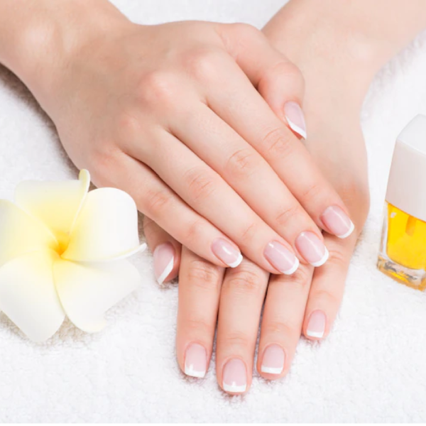 Pose de gel en couleur ou French (sur ongles de mains naturels)